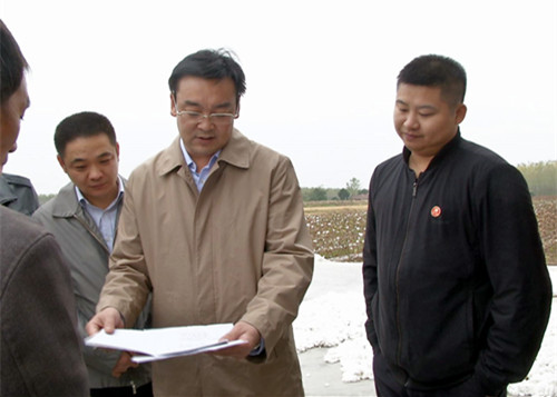 周胜与贫困户交谈周胜先后来到祝丰镇毡帽湖村,民安村,唐林村,实地