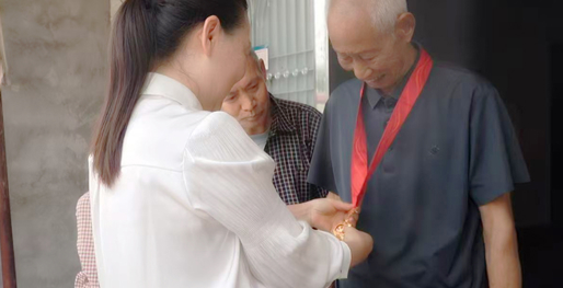 “七一”前夕，叶春华看望慰问老党员困难党员